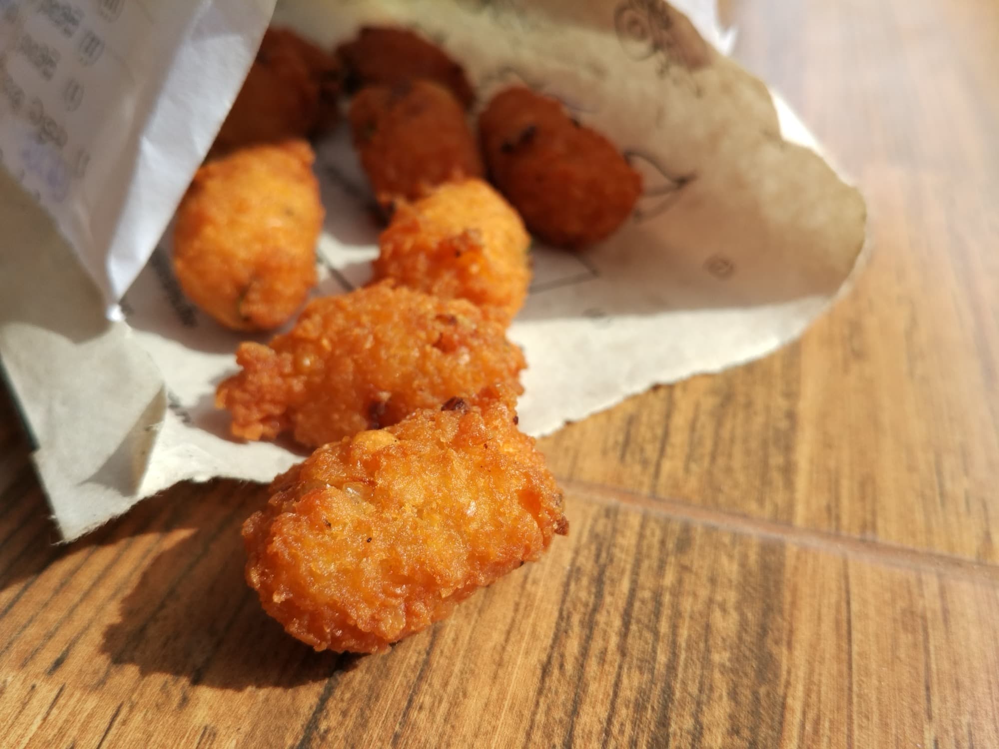 Sri Lankan wade (vadai) lentil fritters stacked on a plate